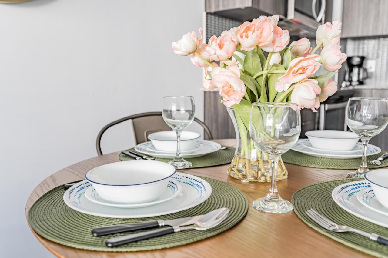 טורונטו Condo In Parklawn & Lake Shore With Free Parking Close To Airport מראה חיצוני תמונה