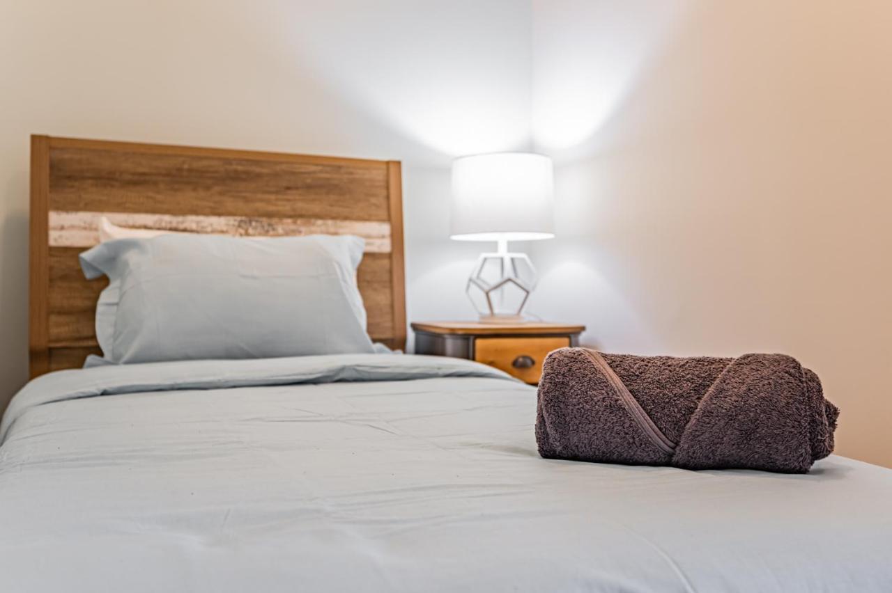 טורונטו Condo In Parklawn & Lake Shore With Free Parking Close To Airport מראה חיצוני תמונה