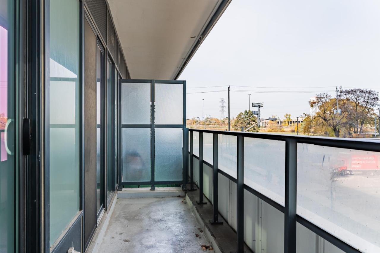 טורונטו Condo In Parklawn & Lake Shore With Free Parking Close To Airport מראה חיצוני תמונה