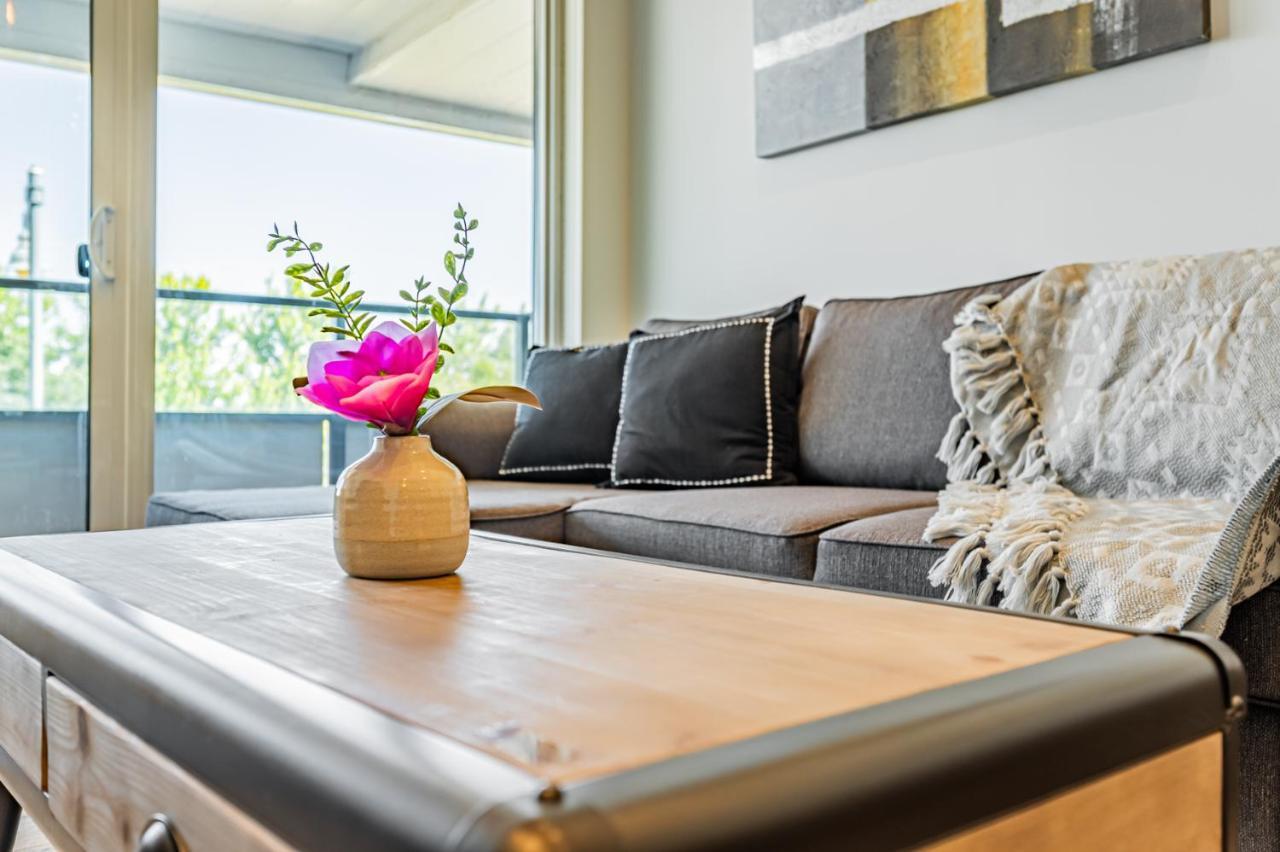 טורונטו Condo In Parklawn & Lake Shore With Free Parking Close To Airport מראה חיצוני תמונה