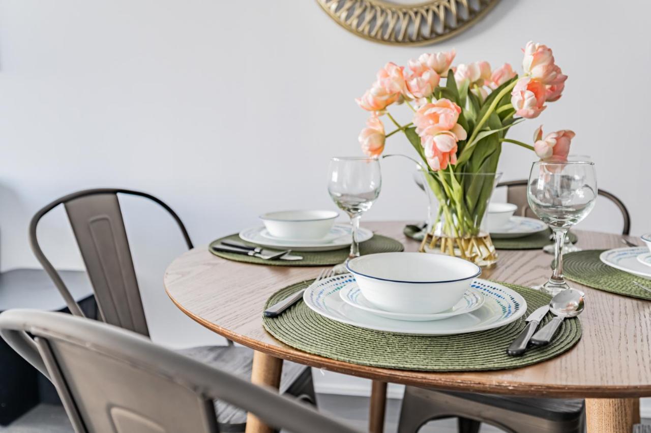 טורונטו Condo In Parklawn & Lake Shore With Free Parking Close To Airport מראה חיצוני תמונה